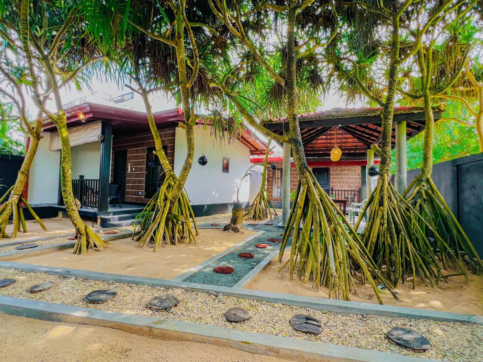 Sea Shell Villa Hikkaduwa 2 Separate Cabanas Ocean Front Villa Exterior foto